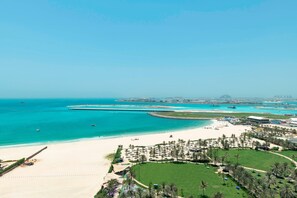 1 غرفة نوم وميني بار وخزنة داخل الغرفة ومكتب