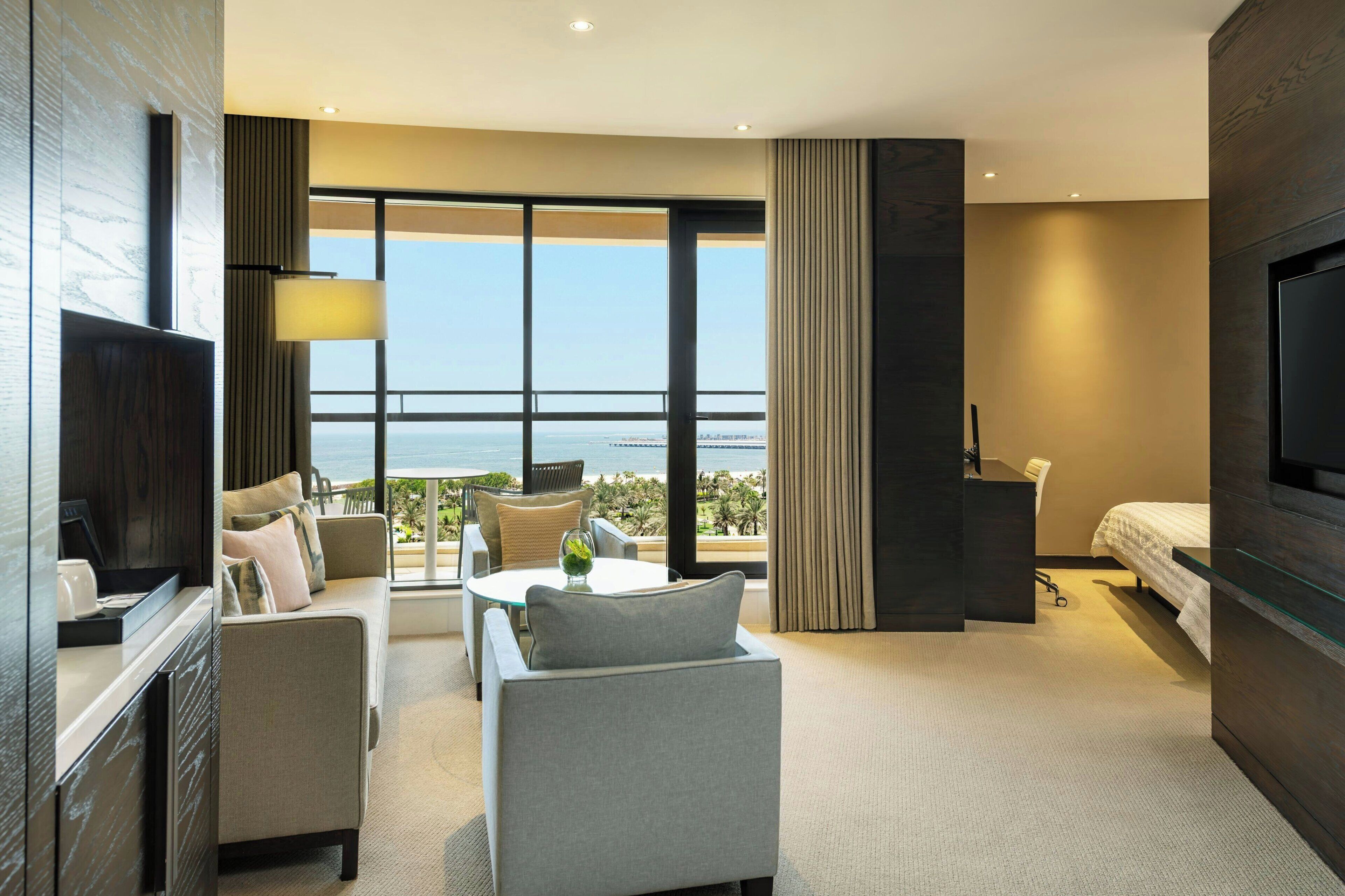 Quarto superior, 1 cama King, vista para o mar | Área de estar | TV de tela plana 42 polegadas com canais via satélite, TV, DVD player