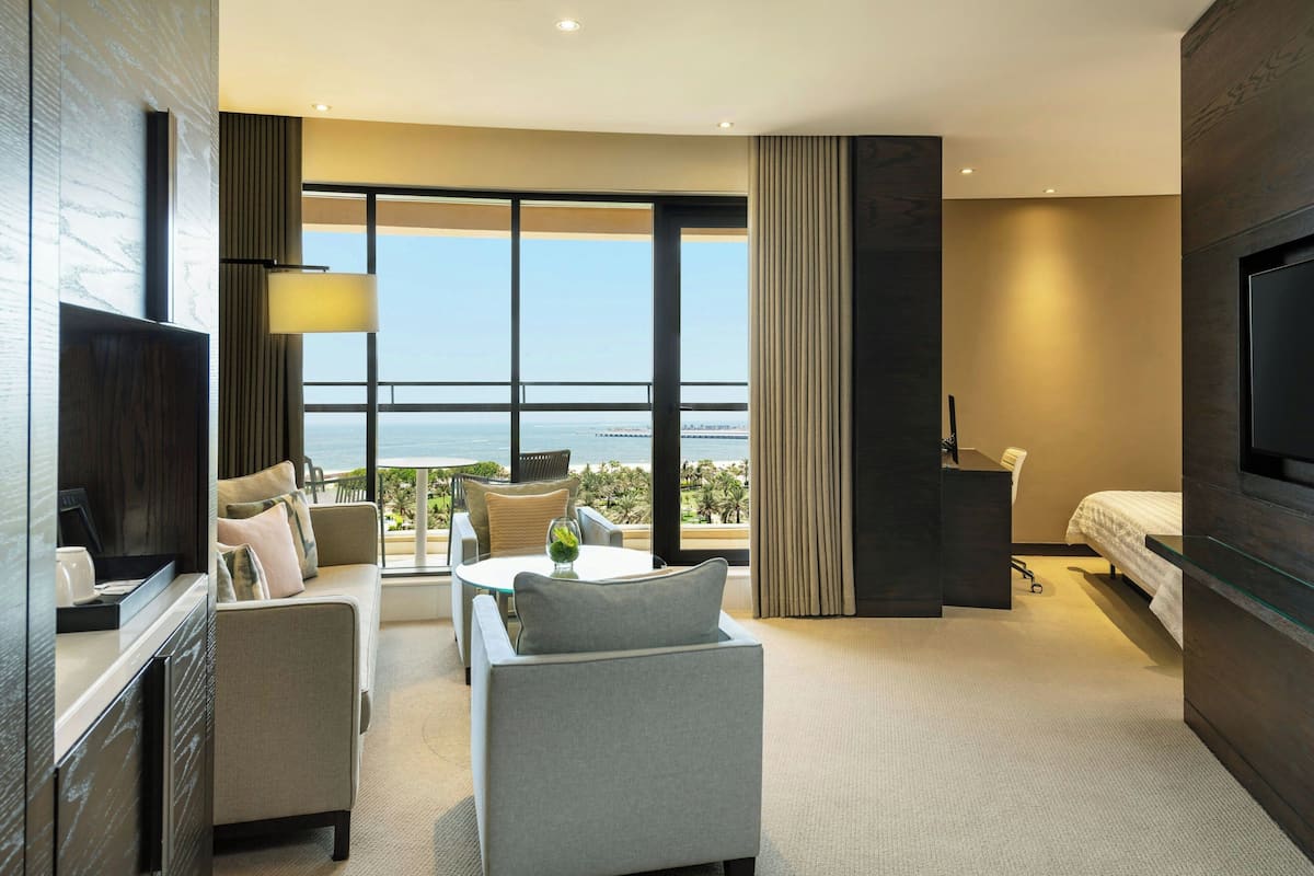 Superior Room, 1 King Bed, Sea View | Living area