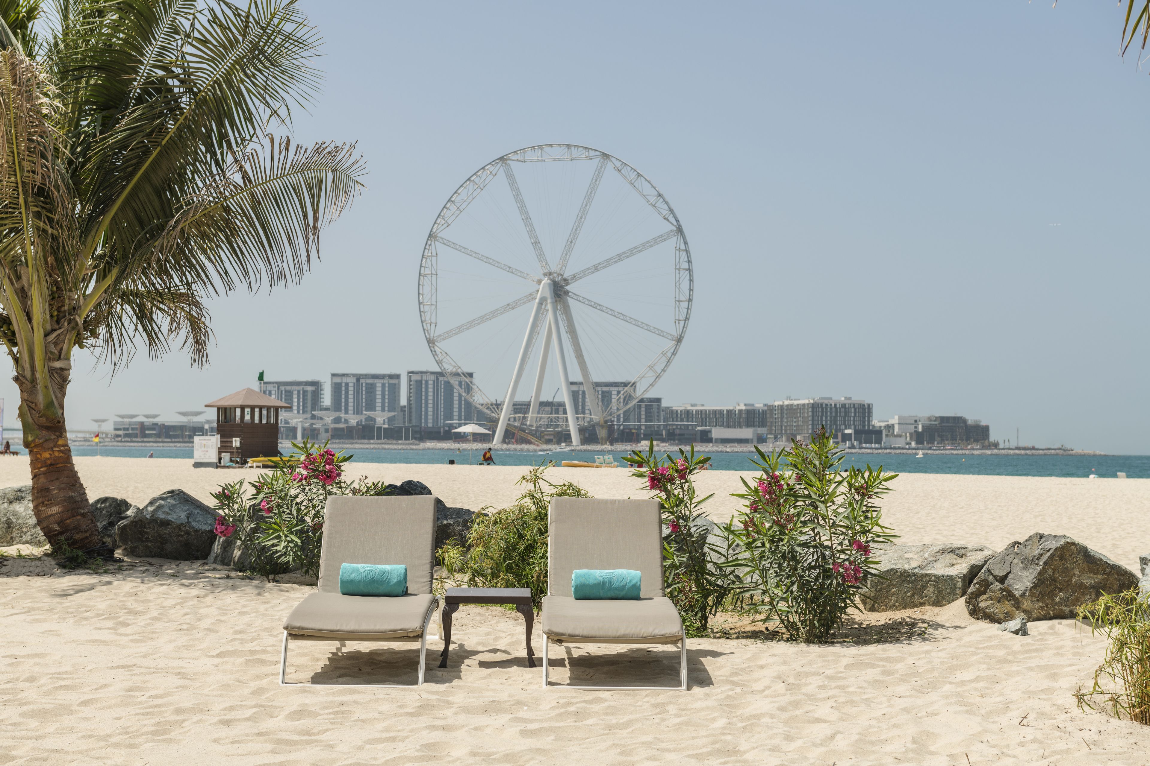 Plage privée, chaises longues, parasols, serviettes de plage
