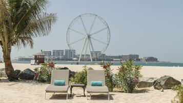 Plage privée, chaises longues, parasols, serviettes de plage