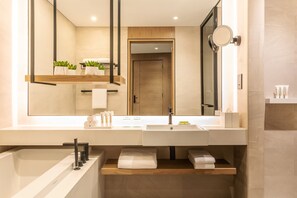 Deep-soaking bathtub, rainfall showerhead, free toiletries, hair dryer - Le Royal Meridien Beach Resort And Spa (Dubai)