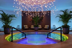 3 piscinas al aire libre, sombrillas, sillones reclinables de piscina