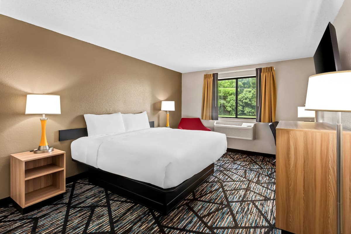 Standard Room, 1 King Bed, Non Smoking | Desk, iron/ironing board, free WiFi, bed sheets