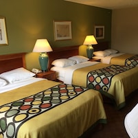Escritorio, tabla de planchar con plancha, wifi gratis y ropa de cama 