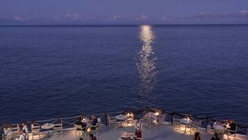 3 restaurants; breakfast, lunch and dinner served