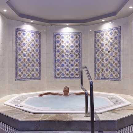 Couples treatment rooms, body treatments, aromatherapy