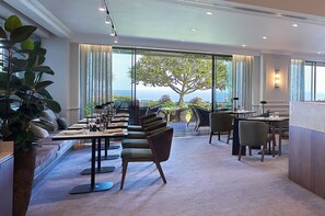 3 restaurants, breakfast, lunch, dinner served; international cuisine