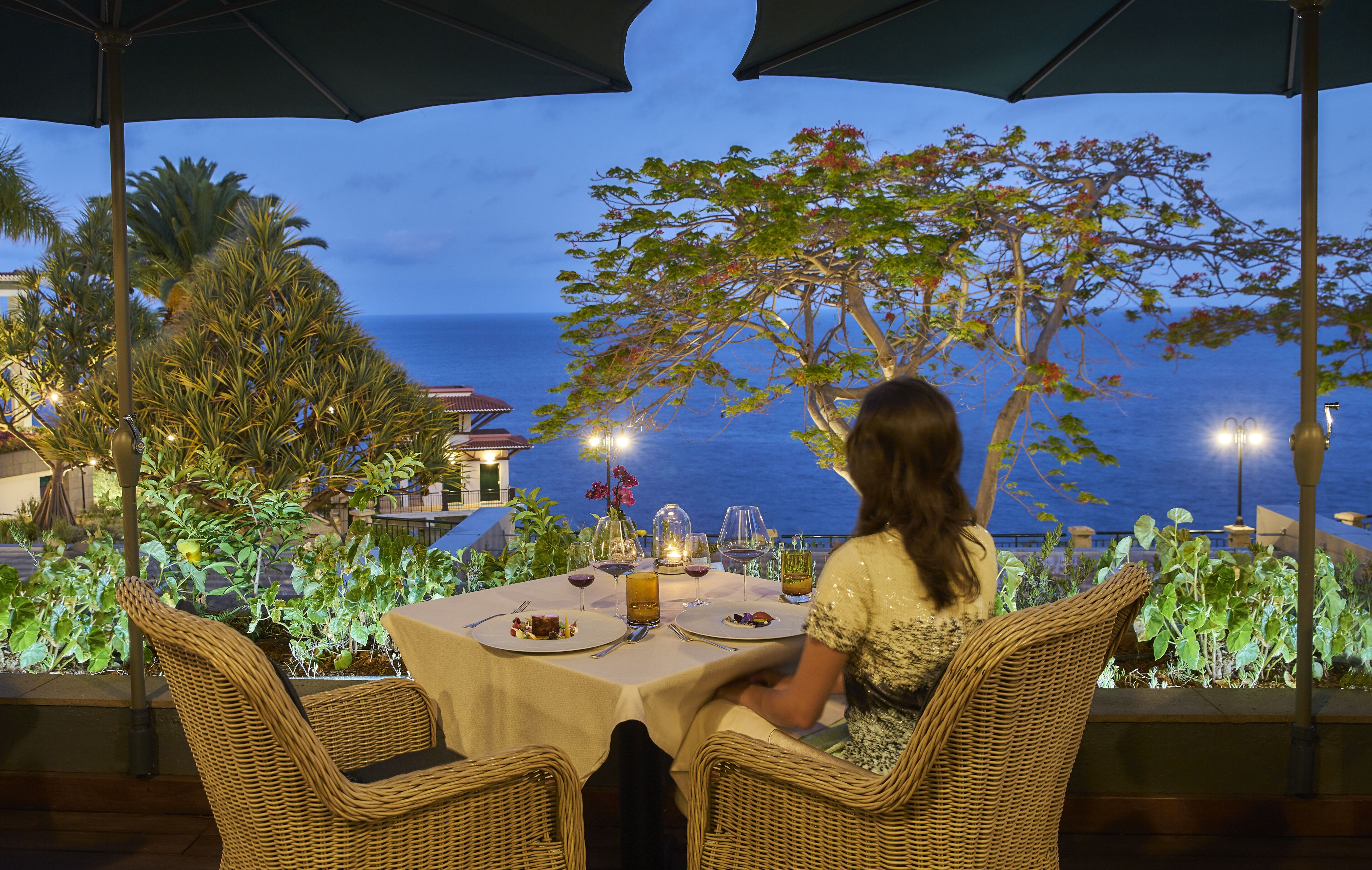 3 restaurants, breakfast, lunch, dinner served; international cuisine