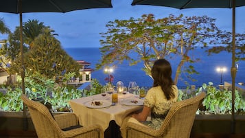 3 restaurants; breakfast, lunch and dinner served
