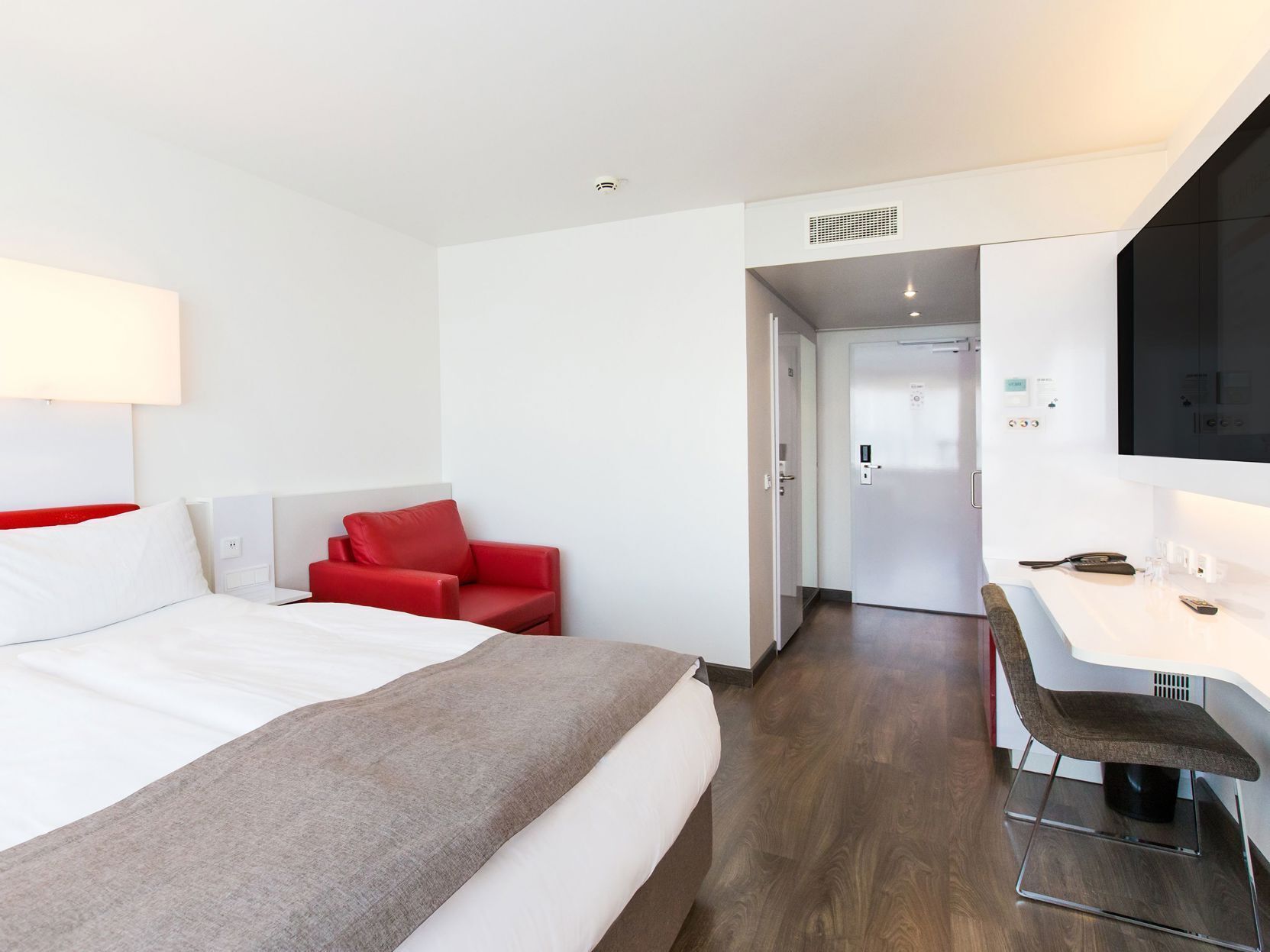 Hypo-allergenic bedding, minibar, in-room safe, desk