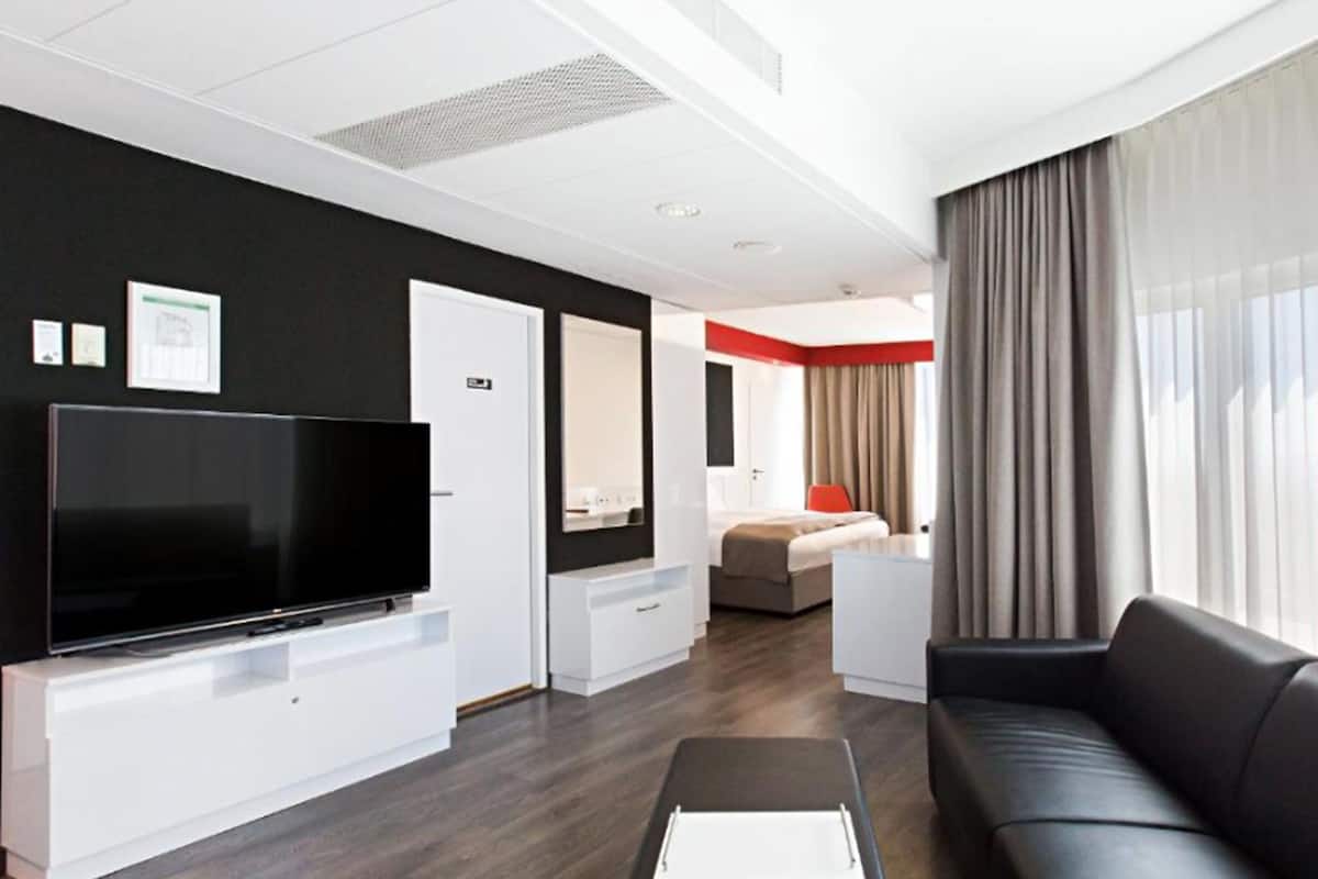 Suite junior | 1 habitación, ropa de cama hipoalergénica y minibar