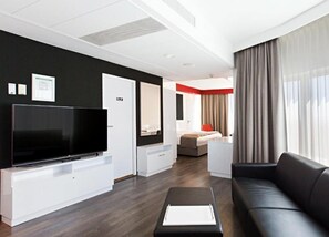 Junior Suite | Hypo-allergenic bedding, minibar, in-room safe, desk