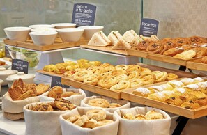Daily buffet breakfast (EUR 16 per person) - NH Ciudad de Zaragoza (Zaragoza)