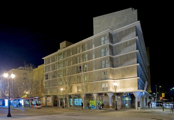 Fassade der Unterkunft – Abend/Nacht