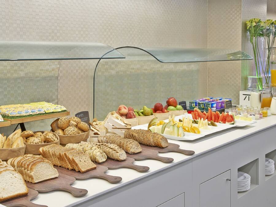Ein reichhaltiges Buffet mit verschiedenen Brotsorten, Früchten und Milchprodukten.