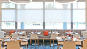 Serveert lunch en diner, internationale gerechten