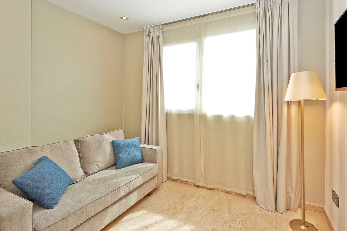 family room, city view | minibar, desk, blackout curtains, iron/ironing board