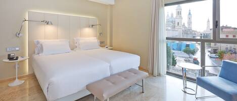 Minibar, bureau, rideaux occultants, fer et planche à repasser