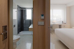 Een douche,  milieuvriendelijk toiletgerief, een haardroger, handdoeken