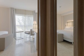 Familienzimmer, Stadtblick | Minibar, Schreibtisch, Verdunkelungsvorhänge, Bügeleisen/Bügelbrett