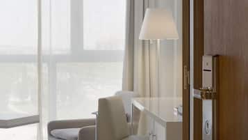 Standard Room, City View | 1 bilik tidur, bar mini, meja, langsir/tirai gelap terus