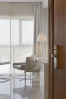 迷你吧、办公桌、遮光窗帘、熨斗/熨板