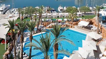 Alberca al aire libre y camastros