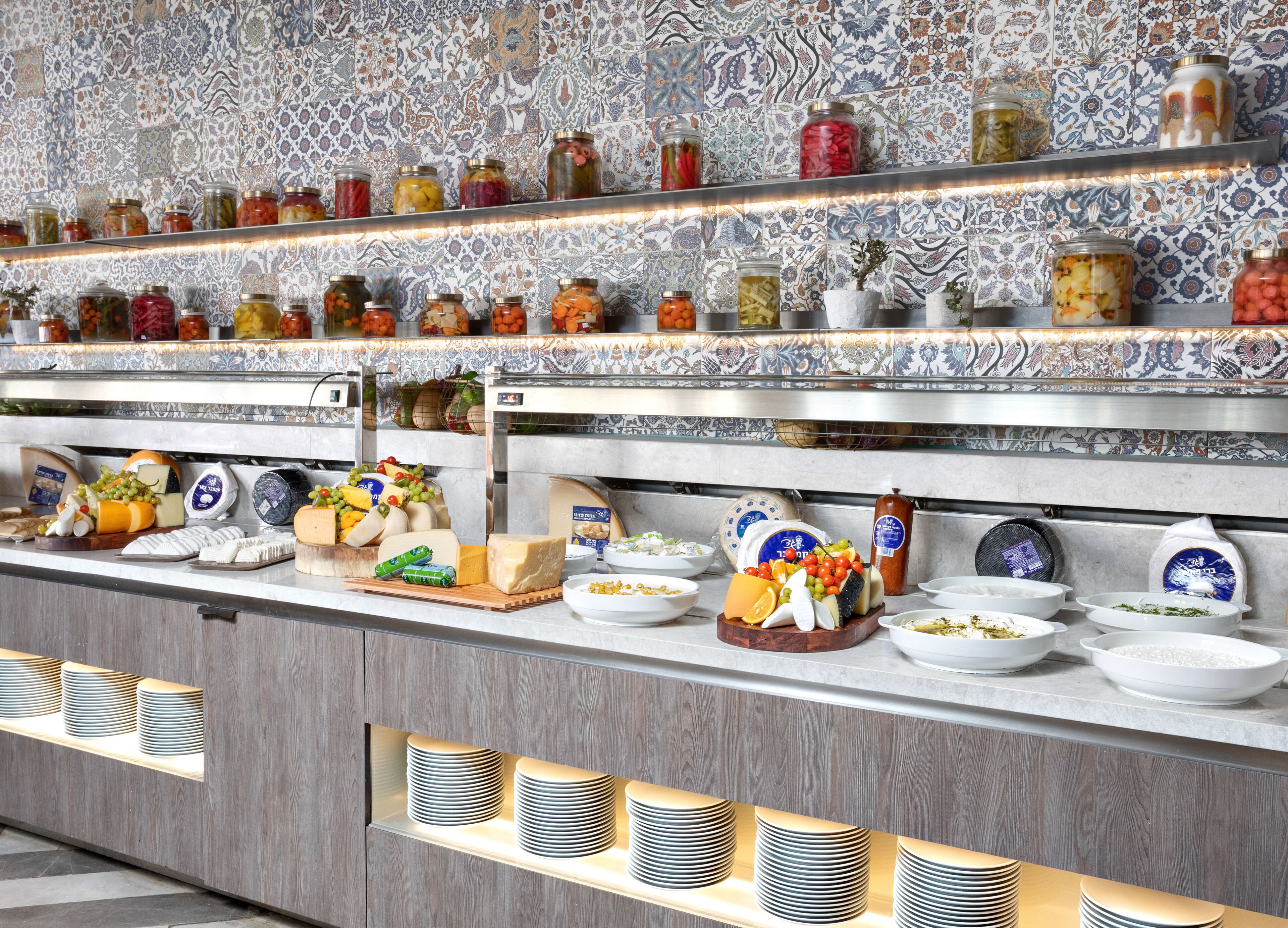 Ein Buffet mit verschiedenen Käsesorten, Früchten und Beilagen.