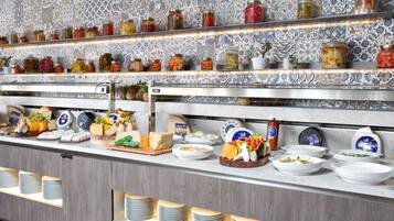 Ein Buffet mit verschiedenen Käsesorten, Früchten und Beilagen.
