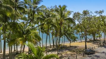 1 Bedroom Beachfront Top Floor | Balcony view