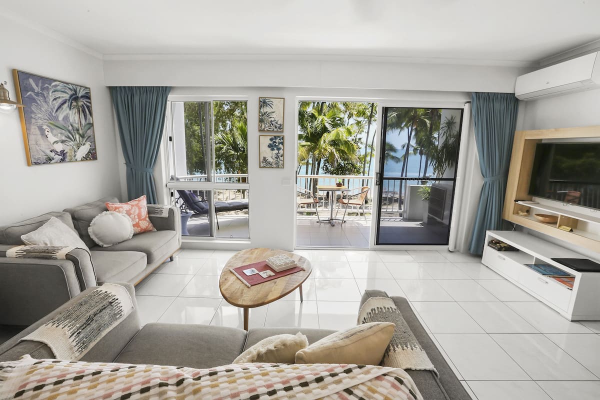 Appartamento Standard, 1 camera da letto, lato spiaggia | Area soggiorno | TV a schermo piatto 42 pollici con canali digitali, TV, Netflix