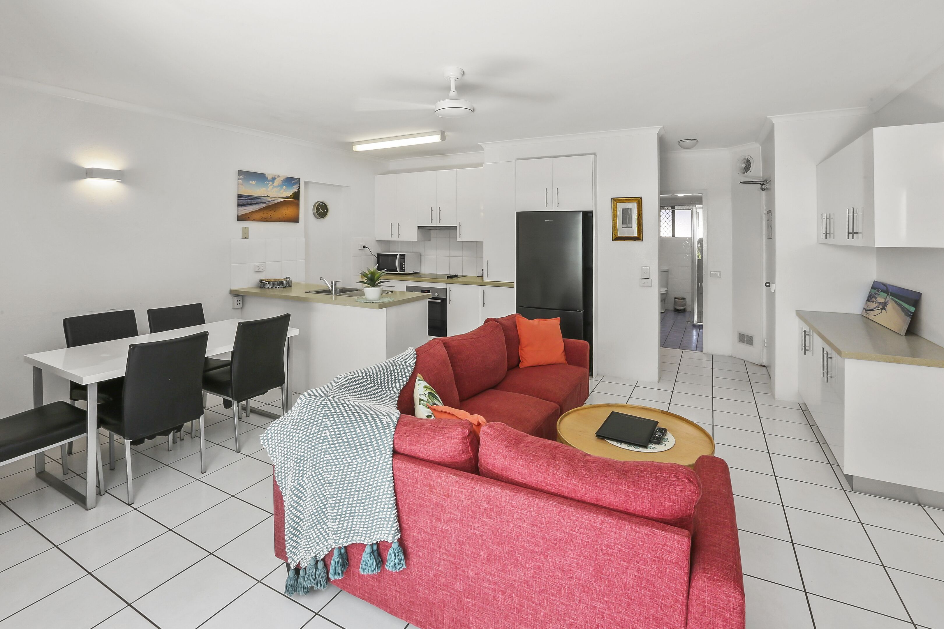 Un apartamento moderno con comedor, cocina y sala de estar.