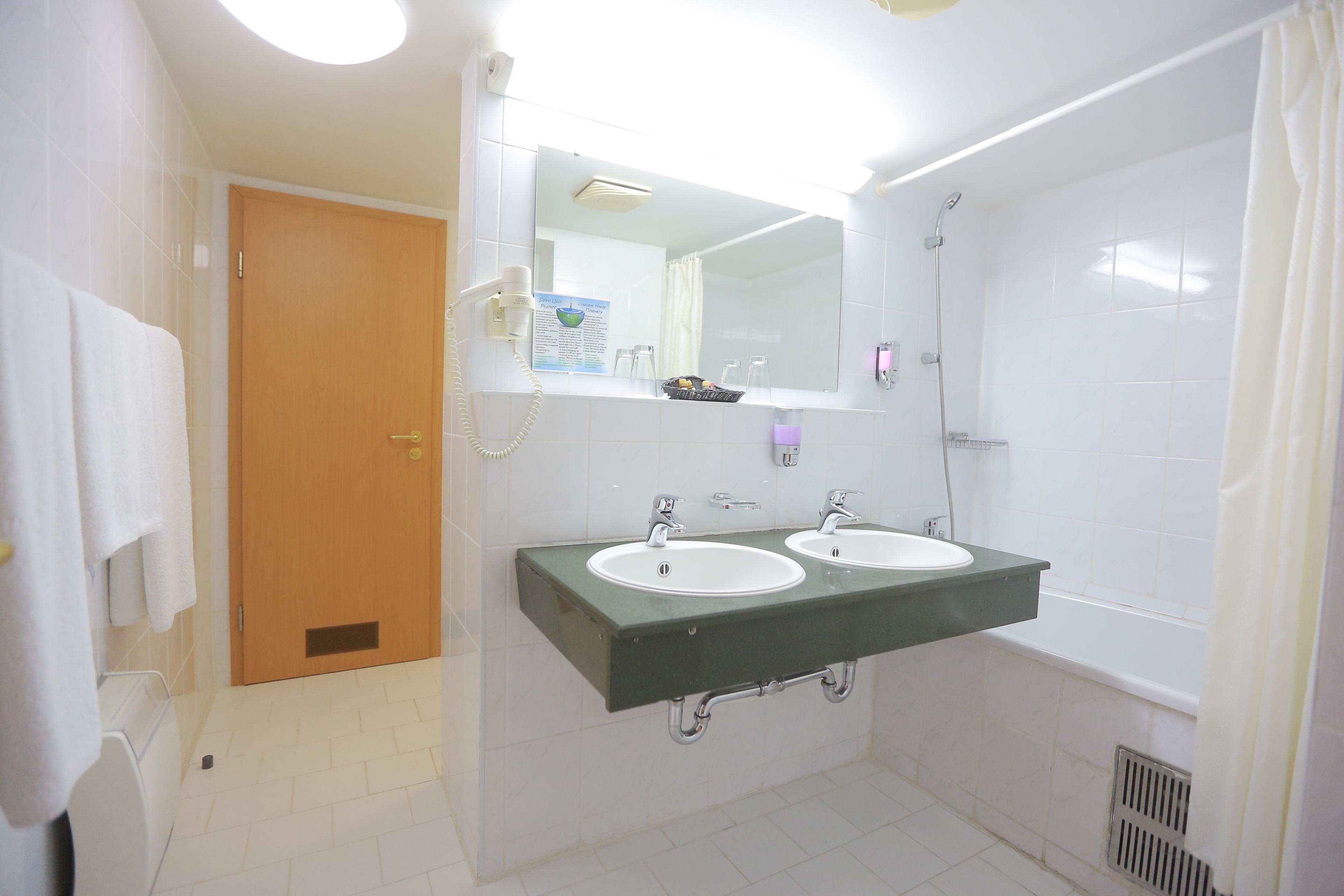 Suite | Bagno | Doccia, set di cortesia gratuito, asciugacapelli, asciugamani