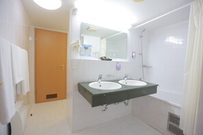 Suite | Bagno | Doccia, set di cortesia gratuito, asciugacapelli, asciugamani