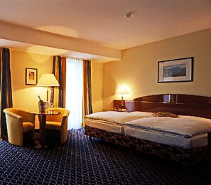 In-room safe, desk, free cribs/infant beds, rollaway beds - Shodlik Palace Hotel (Tashkent)