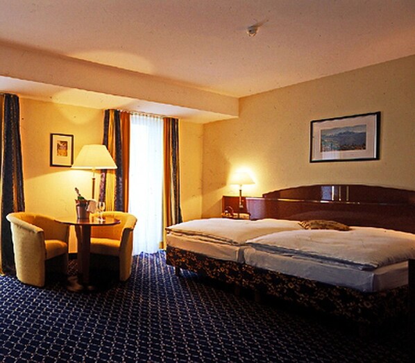 Safe på rommet, skrivebord og barnesenger (inkludert)