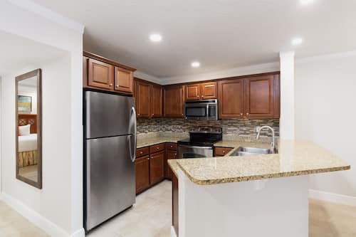 Villa Deluxe, 2 habitaciones | Cocina privada | Refrigerador con congelador, microondas, horno y cafetera y tetera