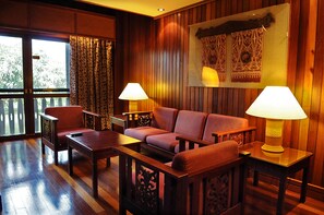 Queen Duplex Suite | Living area | TV
