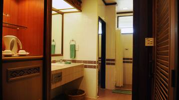 Ducha, artículos de higiene personal gratuitos y secador de pelo