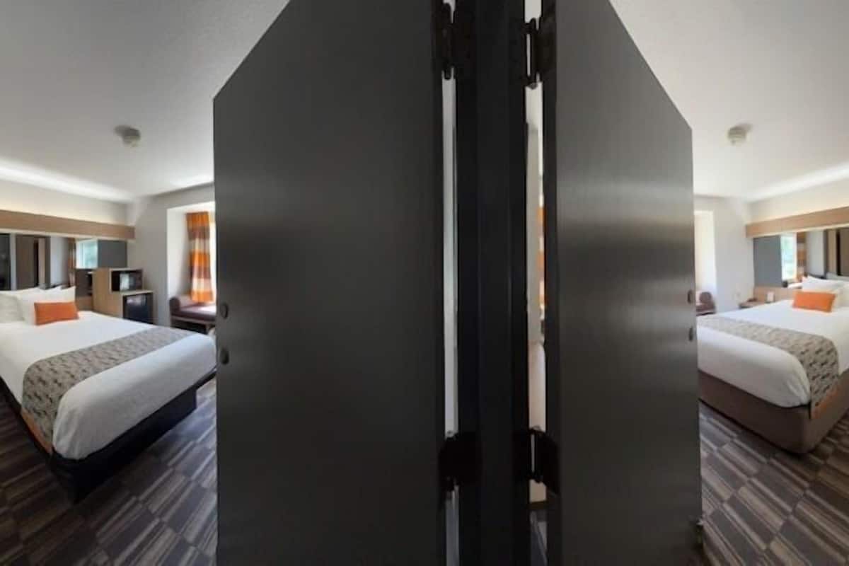 Chambre, 2 grands lits, non-fumeurs (Efficiency) | Bureau, fer et planche à repasser, lits bébé (en supplément)