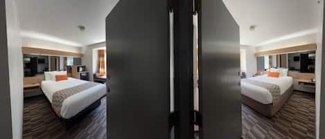 Habitación, 2 camas Queen size, para no fumadores (Efficiency) | Escritorio, tabla de planchar con plancha, cunas y camas extra