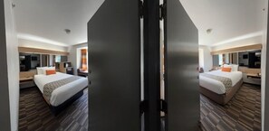 Habitación, 2 camas de matrimonio, no fumadores (Efficiency) | Escritorio, tabla de planchar con plancha, cunas (de pago)