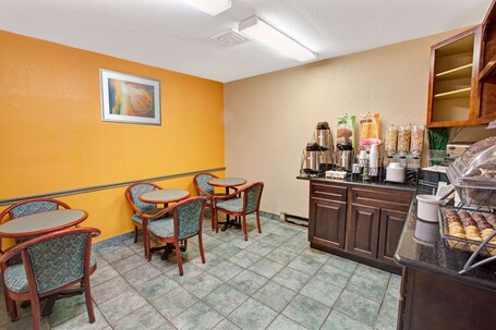 Microtel Inn Suites by Wyndham Gatlinburg - Image 15