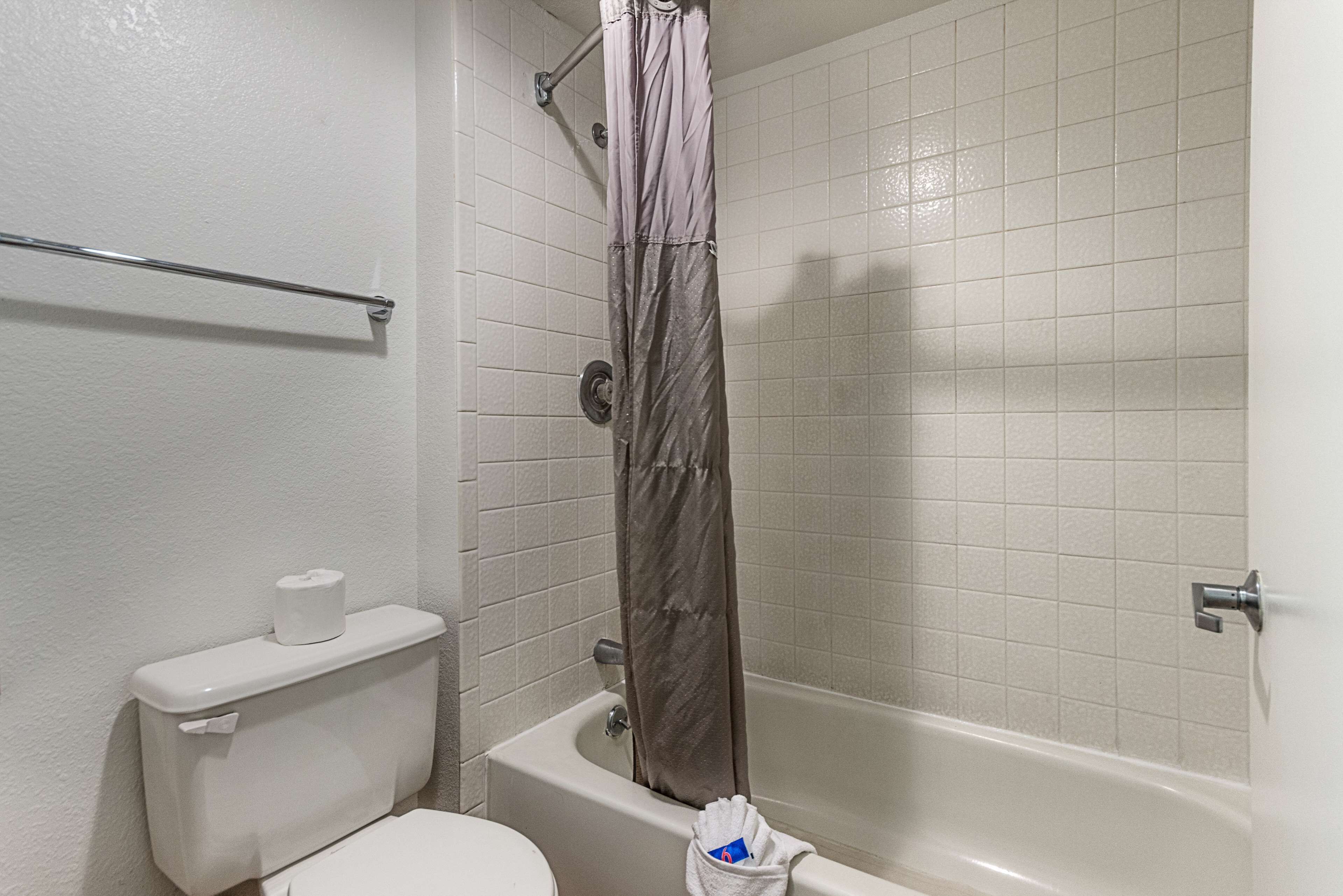 Combined shower/tub, free toiletries, towels