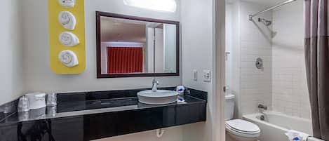 Combined shower/tub, free toiletries, towels