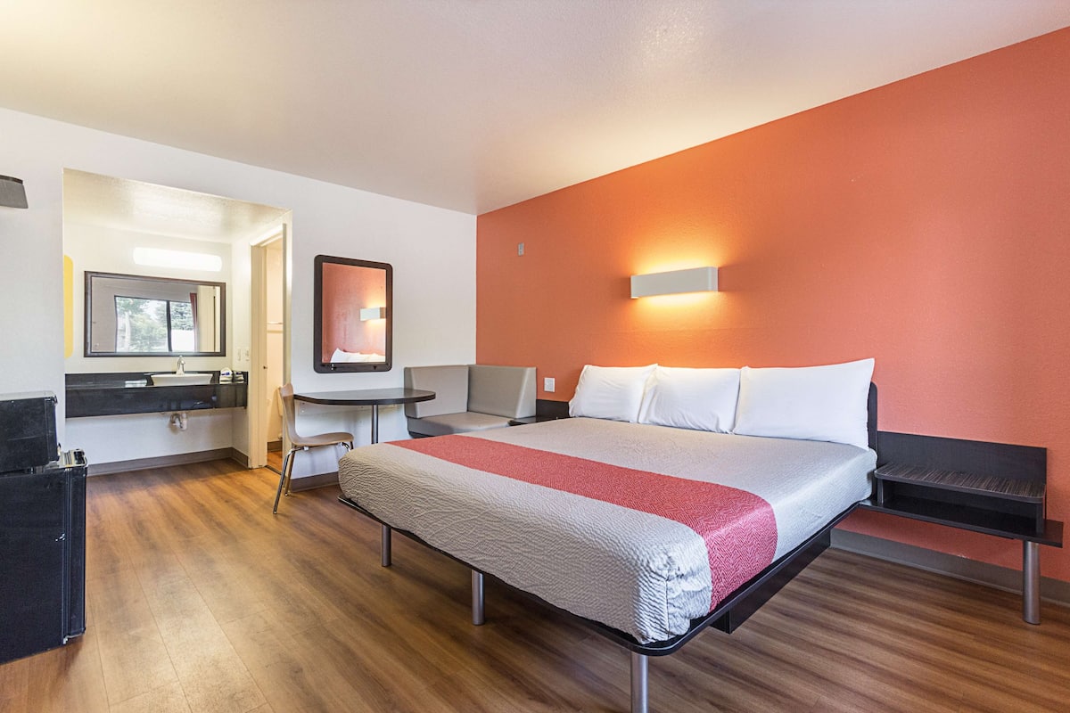 Escritorio, cortinas blackout, wifi gratis y ropa de cama