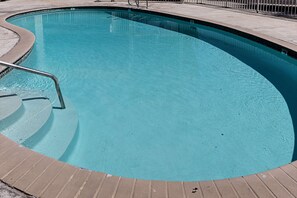 Una piscina al aire libre de temporada