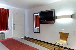 Desk, blackout curtains, free WiFi, bed sheets - Motel 6 Fresno, CA (Fresno)