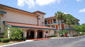View from property - Tricove Inn & Suites (Jacksonville)